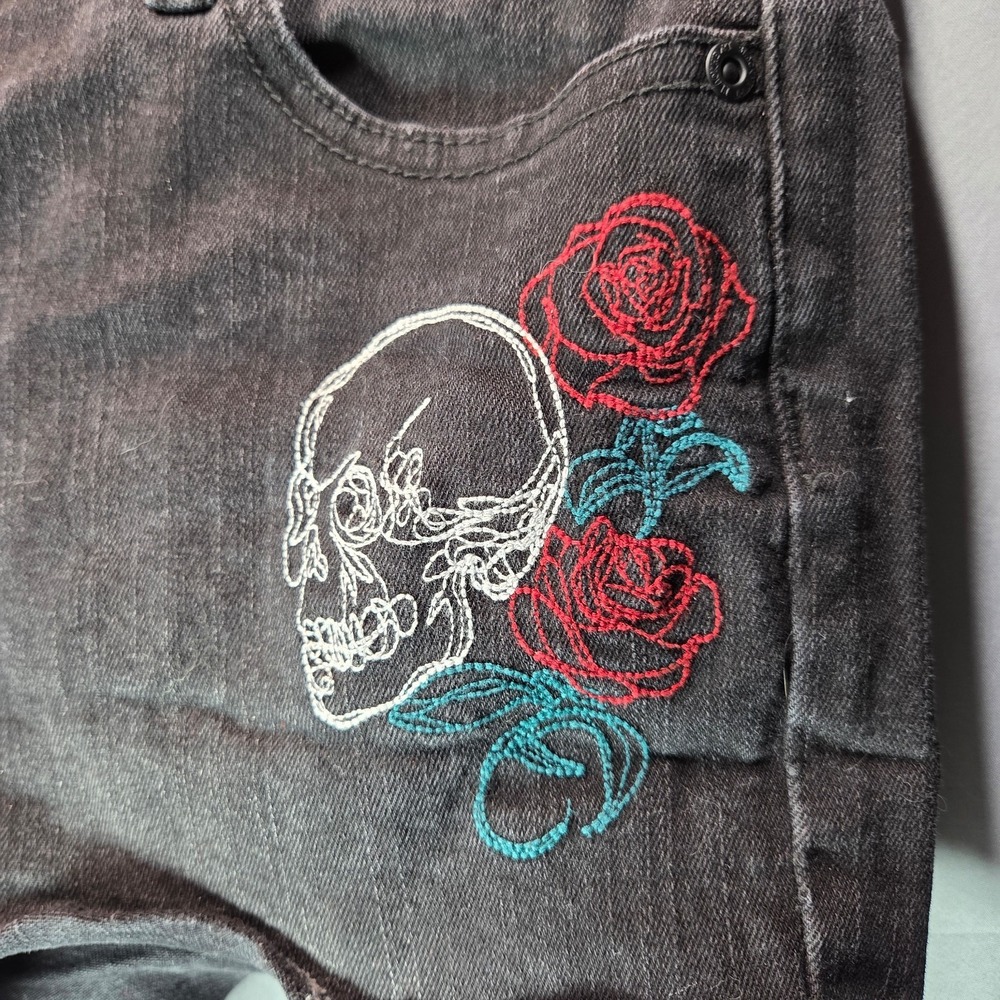 Blackheart Skull & Rose Embroidered Low Rise Size 11 Black Shorts - Picture 3 of 8